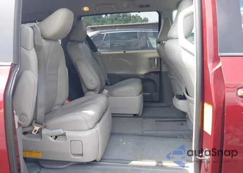 2014 Toyota Sienna Xle 7 Passenger z USA, uszkodzony, nr VIN 5TDDK3DC5ES087111